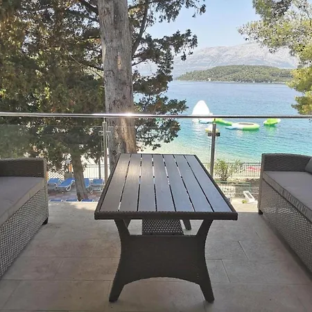 Lumbarda Resort Apartments アパート